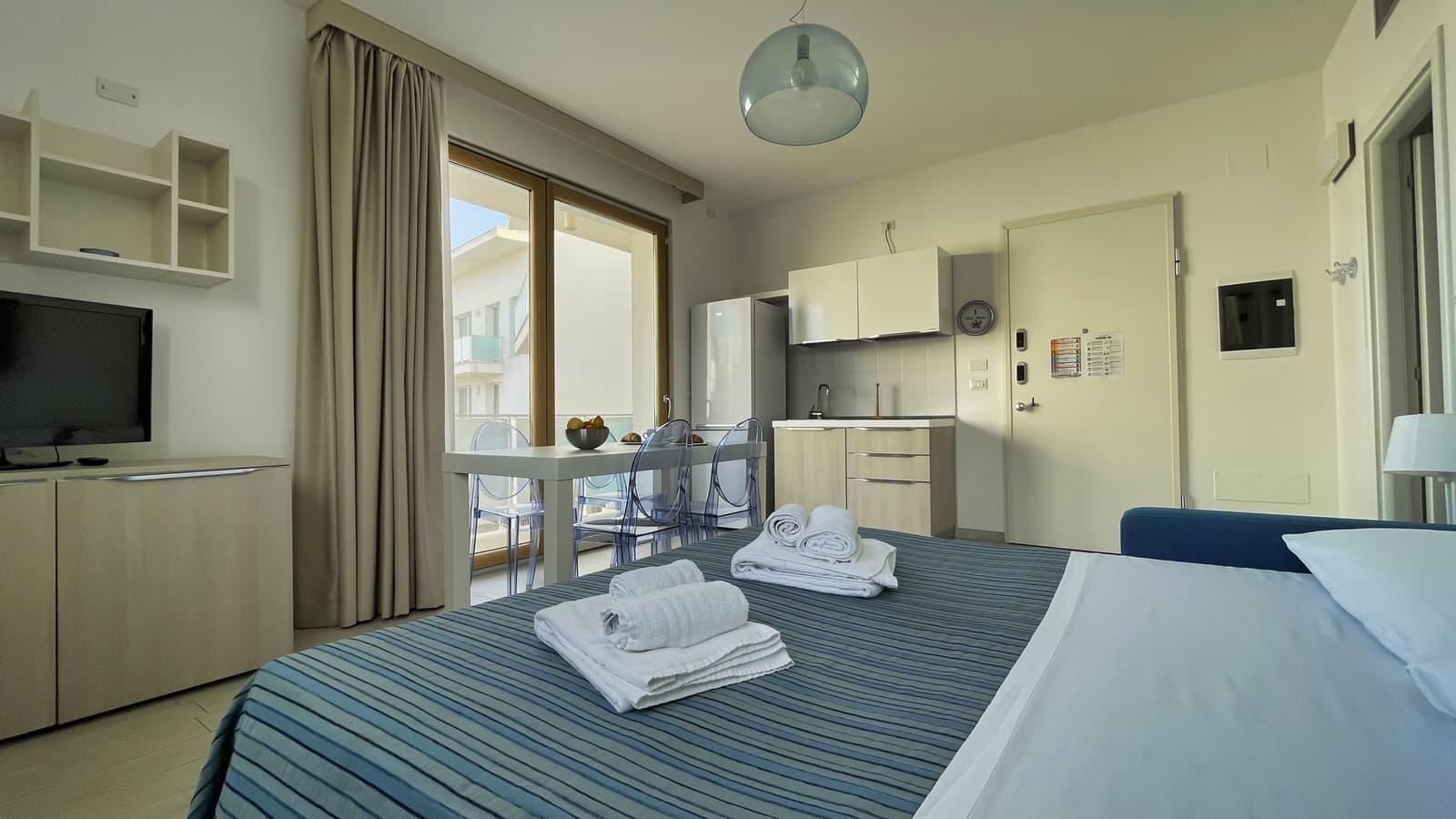 Salón espacioso de un apartamento Deluxe