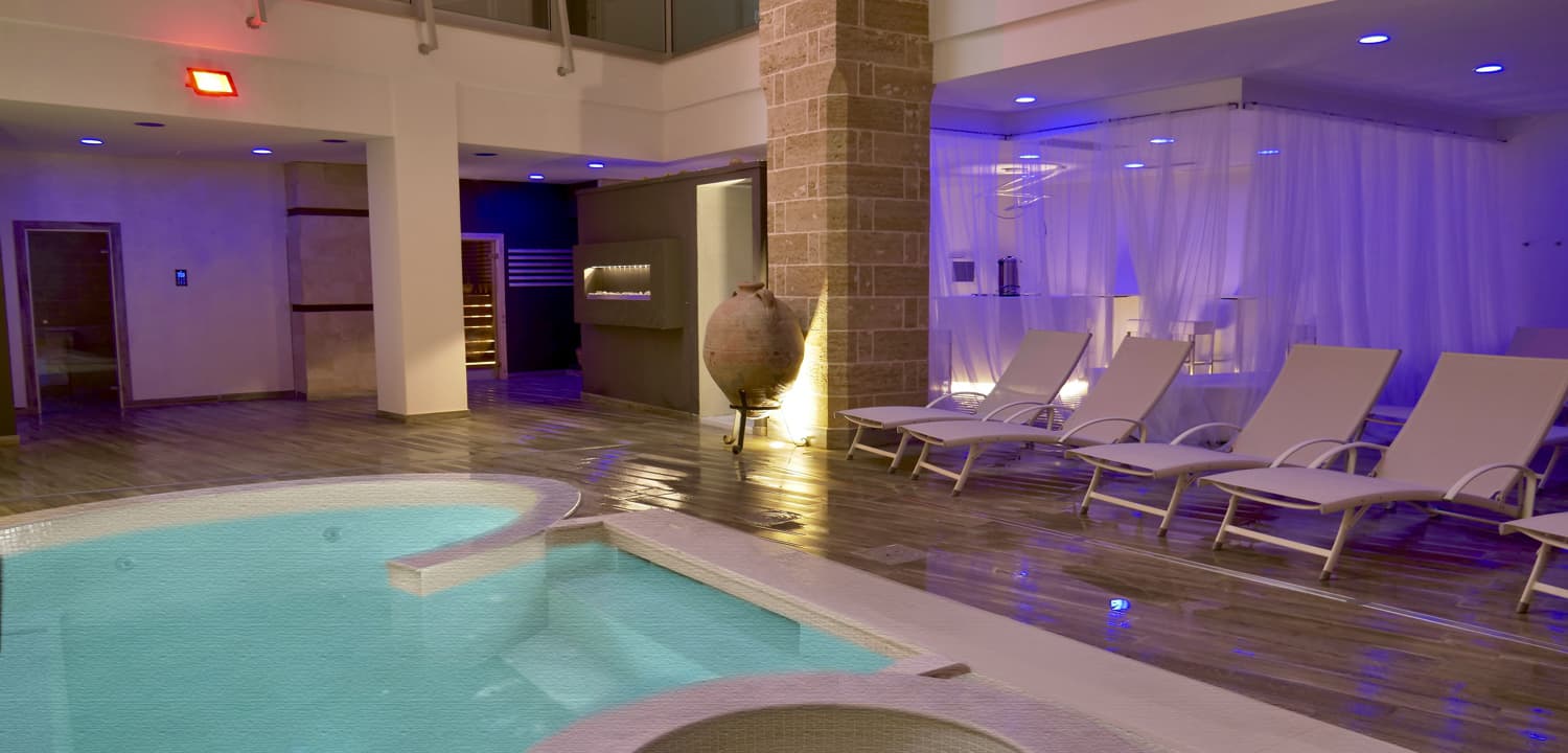 Piscina interior y tisanería de la SPA