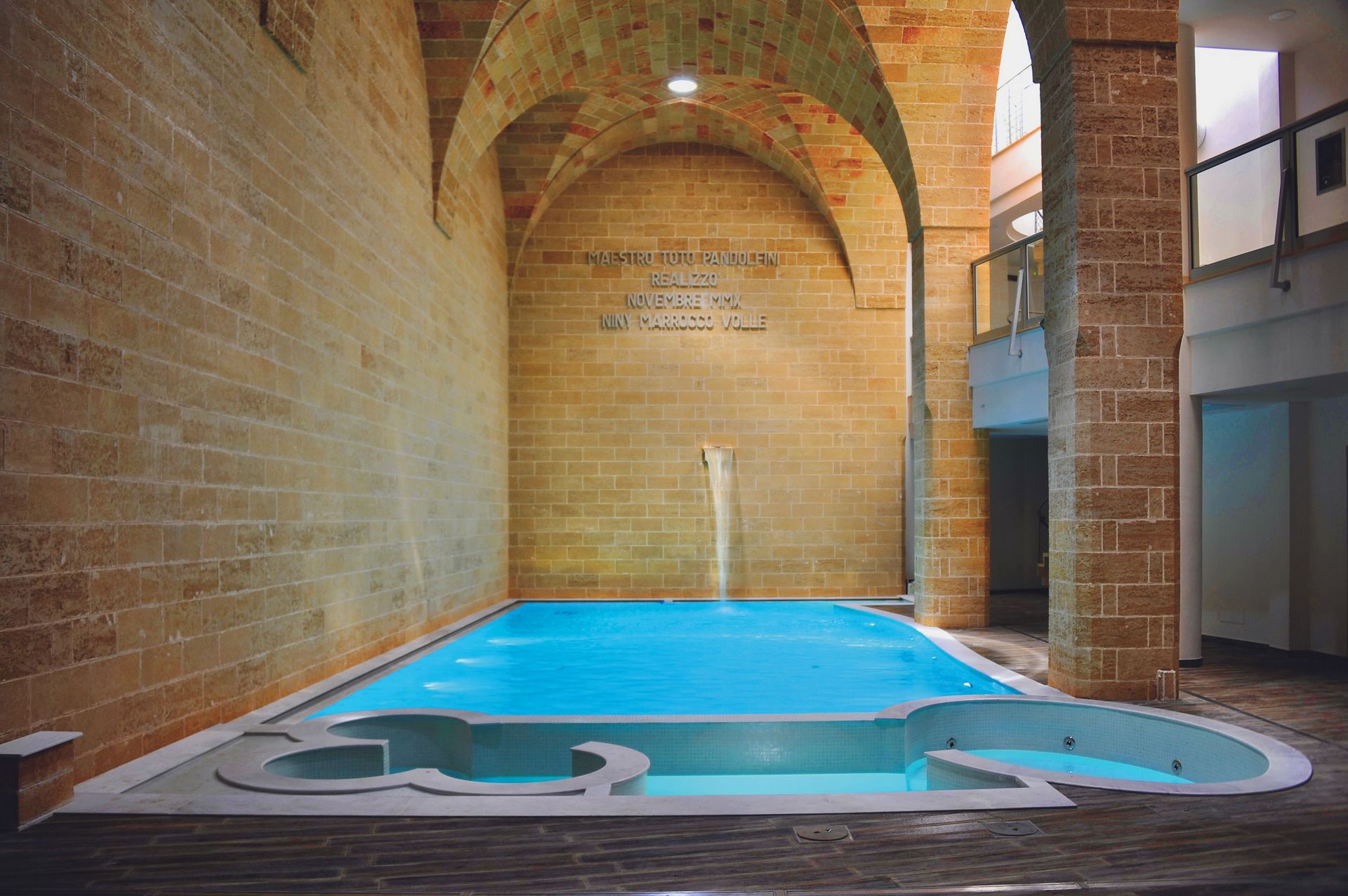 Piscina interior con hidromasaje de la SPA Corte di Leuca